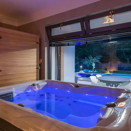 In With Outdoor Swimming Pool Casa vacanze *