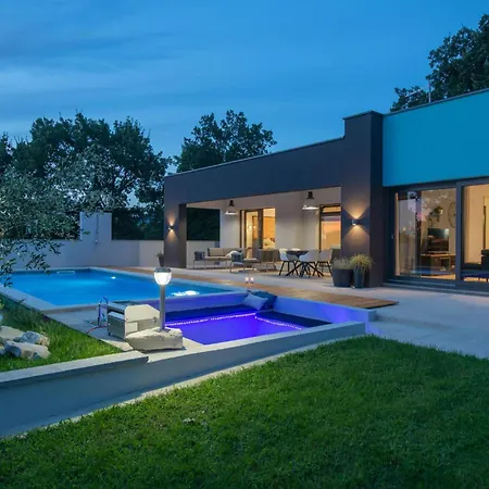 In With Outdoor Swimming Pool Casa vacanze