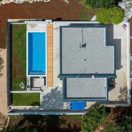 In With Outdoor Swimming Pool Semesterbostad *